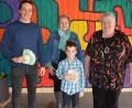 Bild: jr
Oma Amalie Doß (rechts) feierte kürzlich ihren 70. Geburtstag. Sie verzichtete auf persönliche Geschenke und wollte lieber Gutes für die Montessori-Schule in Arzberg tun, die ihr Enkel Toni besucht. Sie übergab an Schulleiter Jens Wegmann eine Spende in Höhe von 1000 Euro. Mit im Bild Mutter Petra Bäuml mit ihrem Sohn Toni.