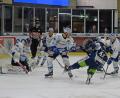 Bild: Gebert
Die Blue Devils besiegten am Sonntag den SC Riessersee mit 6:0. Hier schießt Robert Hechtl (Zweiter von rechts) zum 5:0 ein.