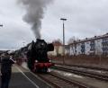 Bild: dmra
Eine Attraktion für Eisenbahn-Fans: Die Dampflok 52 8195 aus Fürth fährt in den Amberger Bahnhof ein.
