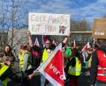Bild: wpt
Streikorganisator Timo Bieberstein (mit Schild) und einige Streikende der Lebenshilfe.
