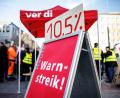 Bild: Matthias Balk/dpa/Archivbild
Beschäftigte der Münchner Stadtreinigung stehen bei einer Kundgebung während eines Streiks an einem Verdi-Stand.