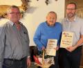 Bild: ksa
Die Vorsitzenden Richard Sperber (links) und Armin Kraus (rechts) küren Andreas Melchner (Mitte) nach 50 Jahren im Verein zum Ehrenmitglied der Aquarienfreunde.