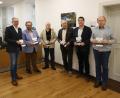 Bild: bjp
Im Kemnather Rathaus stellte Schriftleiter Robert Schön (Dritter von rechts) den neuen Kemnather Heimatboten vor. Von links: Bürgermeister Roman Schäffler sowie die Autoren Hans Walter, Rainer Sollfrank, Arno Stahl und Bernhard Piegsa.