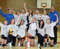 Bild: Spörer/exb
Die erfolgreiche U16 des VC/DJK Amberg mit den Trainern Astrid Fürg (links) und Markus Spörer (rechts).
