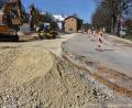 Bild: Stephan Huber
Mit Kosten von etwa zwei Millionen Euro entsteht auf dem früheren Baywa-Gelände östlich des Sulzbacher Bahnhofes eine großangelegte neue Park+Ride-Anlage. Um Raum für Bushaltestellen und Parkplätze zu schaffen, wird die Fahrbahn um drei Meter verlegt – auch der Erhalt der Großbäume wird so möglich.
