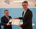 Bild: StMWK
Wissenschaftsminister Markus Blume (rechts) überreicht Prof. Dr. Erich Bauer das Verdienstkreuz am Bande des Verdienstordens der Bundesrepublik Deutschland.