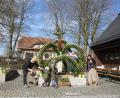Bild: bjp
Am Wochenende gab die Altendorfer Dorfgemeinschaft ihrem Osterbrunnen den letzten Schliff – gerade rechtzeitig zum Frühlingsanfang.