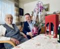 Bild: Stadt Weiden/Christina Geiger/exb
Maria Kincl, die älteste Bürgerin Weidens, bekommt zum 103. Geburtstag Besuch von Oberbürgermeister Jens Meyer