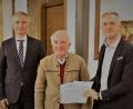 Bild: kow
Harald Fröhlich (Mitte) wird für 60 Jahre Mitgliedschaft im CSU- Ortsverband Gebenbach mit der Bronze-Nadel der CSU ausgezeichnet. MdL Harald Schwartz (links) und Ortsvorsitzender Markus Rösch gratulieren.