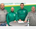 Bild: gau
Die beiden Abteilungsleiter Reinhard Haas (links) und Gerhard Schnabel (rechts) präsentierten das künftige Trainerduo, Co-Trainer Benjamin Kruppa (Zweiter von links) und Cheftrainer Albert Sejdiu.