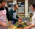 Bild: Heike Unger
Peter (links) und Stephan sind im Männer-Kochkurs konzentriert bei der Arbeit. Und Hauswirtschafterin Heidi Schober steuert hilfreiche Tricks und Kniffe bei.