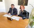 Bild: fphs
Die beiden Bürgermeister Anita Berek und Jindrich Zival unterzeichneten die Partnerschaftsurkunde.