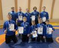 Bild: Filipp Linzer/exb
Die erfolgreichen Ringer (vorne von links) Ilja Serebrenikov, Richard Findling, Elias König, Peter Prestel, Konstantin Konovalov, (hinten von links) Artur Freis, Erwin Findling, Trainer Peter Leifridt, Adam Leifridt und Maximilian Haupt.