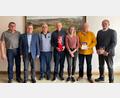 Bild: exb/Stadt Windischeschenbach
Bürgermeister Karlheinz Budnik (Zweiter von links) führt mit Josef Kraus und Georg Sperl (von rechts) neue Feldgeschworene ins Amt ein.