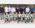 Bild: gel
Neue Stadtmeister wurden im Hallenfußball der Amberger Schulen die Schönwerth-Realschule (stehend) mit Lehrer Johannes Barthel (links) in der Altersklasse II, das GMG (kniend) in der Altersklasse IV mit Lehrer und Organisator Matthias Harbauer (rechts).