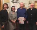 Bild: jow
Der Verein für Gartenbau und Ortsverschönerung (VGO) Lintach zeichnet ein treues Mitglied aus (von links): Zweite Vorsitzende Mandy Göbl, Erste Vorsitzende Melanie Günter, der geehrte Hans Schwarz und Zweiter Bürgermeister Franz Weiß.