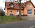 Bild: bkr
Auf der freien Fläche zwischen dem Gartenzaun, der Linde und dem Gerätehaus ist der Bau des Gerätelagers vorgesehen.