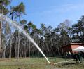 Bild: Wolfgang Steinbacher
Im Wald zwischen Amberg und Freudenberg sprudelt das Wasser. Es ist nur ein symbolischer Akt zur Einweihung des neuen Brunnens VIII der Stadtwerke bei Hiltersdorf, der künftig gemeinsam mit der Gemeinde Freudenberg betrieben wird.