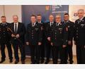 Bild: ige
Die Rosenberger Feuerwehr stattet Richard Reisinger (Zweiter von links) gleich mit einem passenden Schirm für sein Ehrenamt bei ihrem Jubiläum aus.