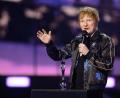 Bild: Joel C Ryan/Invision via AP/dpa
Ed Sheeran steht auf der Bühne und nimmt den Preis für den Songwriter des Jahres bei den Brit Awards 2022 entgegen. Seine musikalische Karriere hat er fest im Blick.
