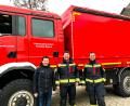 Bild: rha
Mit dem Versorgungs-Lkw des Freistaats Bayern beteiligt sich die Feuerwehr Vilseck am vierten Hilfskonvoi für die Ukraine. Kommandant Lothar Hasenstab (links) wünscht Valentin Lindl (Mitte) und Wolfgang Rösch (rechts) eine reibungslose Fahrt.