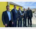 Bild: exb
Matthias Götz (links) löst Gerhard Birkner (Mitte) als Geschäftsleiter der Steinwaldgruppe ab. Die Landräte Andreas Meier (rechts) und Roland Grillmeier (Zweiter von rechts) begrüßten außerdem den neuen kaufmännischen Leiter Johannes Schießl (Zweiter von links).