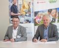 Bild: bnr
Firmeninhaber Thomas Hanauer (rechts) und Martin Steinkirchner (links), Mitglied des Regionalvorstandes der Johanniter-Unfall-Hilfe e.V., unterzeichnen die Kooperationsvereinbarung, zwischen emz-Hanauer und dem "Haus der kleinen Forscher e.V.".