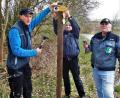 Bild: jml
OWV-Vorsitzender Peter Wirth, Kassier Pero Gagulic und Markierungswart Adrian Gagulic (von rechts) sind mit Akkuschrauber und Hammer unterwegs, damit sich auf den Kohlberger Wanderwegen niemand so schnell verläuft. Die Schilder halten mit dem verwendeten Kleber nicht an den Bäumen.