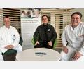 Bild: Kristina Portner/exb
Der Ärztliche Leiter Dr. Christian Glöckner (rechts) und Klinikmanager Felix Sasse (Mitte) heißen Boyan Minkov (links) am Oberviechtacher Krankenhaus willkommen.