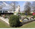 Archivbild: mfh
Die Arbeiterkameraden setzten im vergangenen Jahr auf einen dezenteren Osterschmuck am Mutter-Kind-Brunnen in der Fischer-Siedlung.