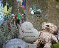 Bild: Gabi Schönberger
Ein liebevoll geschmücktes Sternenkinder-Grab auf dem Waldfriedhof in Weiden.