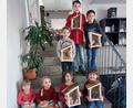 Bild: FGV Waldershof/exb
Stolz präsentieren die Kinder die fertigen Insektenhotels.