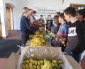 Bild: jzk
Sehr begehrt waren die kostenlosen Bananen, die die drei Schülersprecher und Konrektor Holger König verteilten.