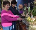 Bild: gi
Unter Leitung von Angela Putzer (rechts) entstanden hübsche Deko-Objekte für den Frühling und für Ostern.