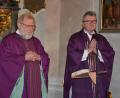 Bild: jr
Bereits zum vierten Mal war Pfarrer Marek Baron (rechts) aus der Pfarrei St. Cäcilia Regensburg Prediger und Hauptzelebrant an einem Resl-Gebetstag in Konnersreuth. Mit am Altar stand Pfarrseelsorger Pater Benedikt Leitmayr.
