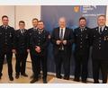 Bild: ige
In Gedichtform trug die Feuerwehr Kürmreuth-Hannesreuth ihr Schirmherrschafts-Ansinnen an Landrat (Richard Reisinger Dritter von rechts) heran.