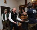 Bild: Andreas Brückmann
Zünftig geht's zu beim Bockbierfest des HKV Köfering. Bürgermeister Roland Strehl zapft das erste Fass Bier an.