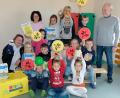 Bild: mab
Reinhold Ziermeier (links ) und Wolfgang Laaths (rechts) überreichen die "Move-It-Boxen " als Beitrag zur Bewegungsförderung im Kindesalter an die Kindergärten in Schwarzenfeld und Stulln. Hier die Übergabe in St.Josef zusammen mit Leiterin Christine Gebhardt (hinten links)