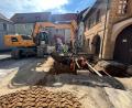 Bild: Stefanie Gradl
Derzeit nimmt die Firma Englhard Restarbeiten an den Kanälen in der Vorstadt und der Bahnhofstraße vor. In der Vorstadt werden dabei auch die Hausanschlüsse für die Wasserleitungen verlegt, in der Bahnhofstraße wird der Gehweg rund am das Thurn-Anwesen erneuert.
