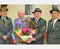 Bild: ker
Schützenmeister Werner Grünthaler (Zweiter von rechts) überreicht im Beisein von Hans Sperber und Rudi Sperber dem Jubilar Hans Siegert (Zweiter von links) zum 90. Geburtstag einen Geschenkkorb "voller gesunder Sachen".