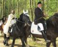 Archivbild: Hirsch
Kaplan Dr. John Ogunde und sein Begleiter Dieter Singer (rechts) führten den Osterritt von Nabburg zum "Brünnl" im Jubiläumsjahr 2019 an.