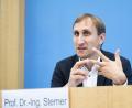 Archivbild: Christophe Gateau/dpa
Michael Sterner, Professor für Energiespeicher und Energiesysteme an der Ostbayerischen Technischen Hochschule Regensburg, spricht bei einer Pressekonferenz zur Vorstellung des Wasserstoffatlas Deutschland.