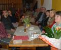 Bild: cvl
Viele Mitglieder des Obst- und Gartenbauvereins Waldeck interessierten sich für das Thema „Streuobstwiesen“, das Kreisfachberaterin Manuela Pappenberger (stehend) in den Mittelpunkt stellte.
