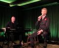 Bild: prh
Im schwarzen Zweireiher mit rotem Einstecktuck interpretiert Markus Engelstädter (rechts), begleitet von Bernd Meyer am Piano, Udo Jürgens in einem grandiosen Konzert.