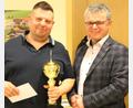 Bild: dl
Der Rekordgewinner Tomislav Brkan aus Berlin nahm aus den Händen des Schirmherrn, Bürgermeister Martin Birner, den Siegerpokal entgegen.
