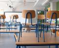 Bild: Sebastian Kahnert/dpa-Zentralbild/dpa/Symbolbild
Stühle stehen in einem Klassenzimmer auf den Tischen.