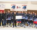 Bild: kro
Die Hobby-Eishockeyspieler der Jack Bulls Stiftland spendeten 750 Euro für die Nachwuchsarbeit des EHC Stiftland. Christian Gleißner (vorne rechts) überreichte den Scheck an EHC-Vorsitzenden Joachim Firneis (vorne links).