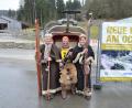Bild: Stefan Schreibelmayer/exb
In historischen Ski-Outfits waren (von links) Susanne Steinlein, Wilhelm Zapf und Angelika Schmidt von der Tourist-Info gekommen.