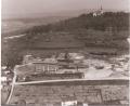 Bild: Stadtarchiv Sulzbach-Rosenberg
Aus dem Jahr 1957 stammt diese Aufnahme des Schachtgeländes „St. Anna“, wo bis 1974 Erz gefördert wurde. Untertage waren alle ehemaligen Sulzbacher Erzgruben mit der Hauptförderstrecke zum Annaschacht verbunden. Der unterirdische Zusammenschluss ist mit Grubenwasser vollgelaufen.