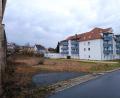 Bild: szl
Das Unternehmen BKH Wohnbau aus Luhe-Wildenau will in der Schloßstraße in Plößberg oberhalb der AWO-Seniorenresidenz ein Mehrfamilienhaus mit insgesamt 25 Wohnungen errichten. Der Bauausschuss erteilte das gemeindliche Einvernehmen für das Vorhaben.
